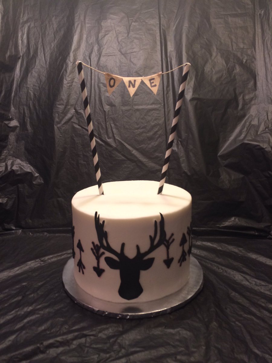 fscakelady's tweet photo. Smash Cake #fortstocktonscakelady #mycakerocks #smash #oneyearold #redvelvet #birthday https://t.co/NfIZNBxA1e