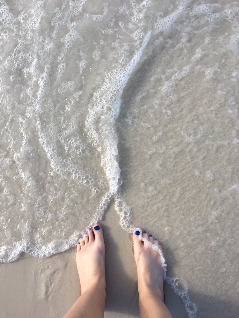 GreekLifeGirls's tweet photo. Sandy Toes and Salty Hair kind of day! Happy Sunday Everyone! 🏖🐬👙🍹☀️ #SpringBreak2017 #beachlife https://t.co/rXlrclA82f