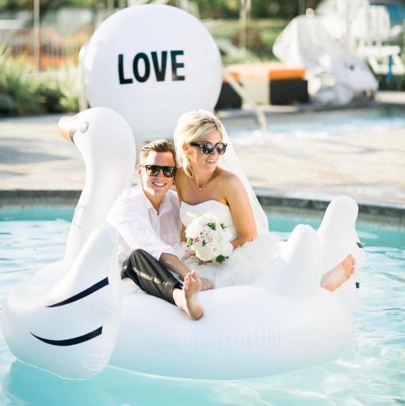 Real bride alexandrakanne and her new hubs are enjoying serious weekend wedding vibes! 🙌