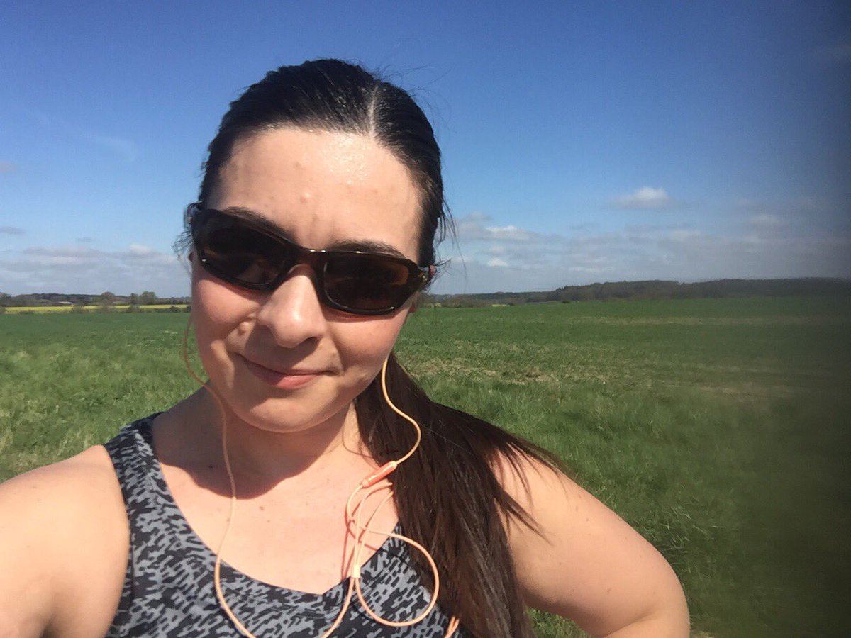 emmadibbs's tweet photo. A toasty 15 degrees in fields with no shade felt even harder thanks to lots of #wine last night. Anyone else #hangoverrunning? @UKRunChat https://t.co/fuBTY9xxGm