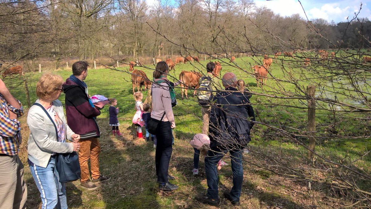 HerenboerenWP's tweet photo. Dik 40 geïnteresseerde wandelaars op onze boerderij vandaag. Drie huishoudens werden ter plekke lid. Samen Duurzaam Voedsel Produceren! https://t.co/LqAjCs4ZFg