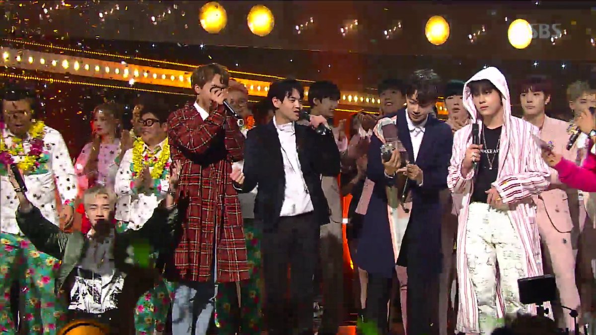 mkmkhana's tweet photo. Highlight 人気歌謡も一位おめでとう🎉✨😆✨🎊5個目の1位素晴らしいです!
AJデビュー8周年おめでとう🎉✨😆✨🎊#Highlight5thwin #PlzDontBeSad5thWin #어라운드어스 #AroundUs
#AJ데뷔8주년_축하해 #댄싱슈즈
#이기광 https://t.co/4sQn5rAHP3