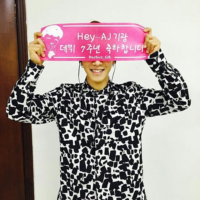 mkmkhana's tweet photo. Highlight 人気歌謡も一位おめでとう🎉✨😆✨🎊5個目の1位素晴らしいです!
AJデビュー8周年おめでとう🎉✨😆✨🎊#Highlight5thwin #PlzDontBeSad5thWin #어라운드어스 #AroundUs
#AJ데뷔8주년_축하해 #댄싱슈즈
#이기광 https://t.co/4sQn5rAHP3