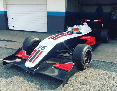 V10R e-sport tweet media