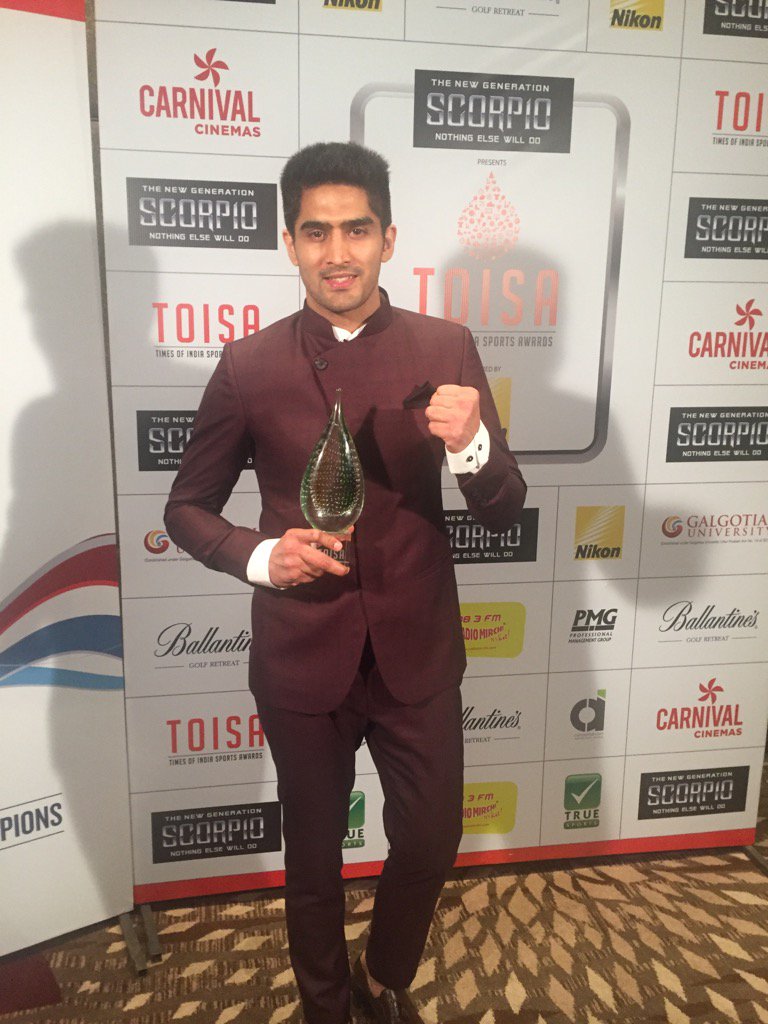 AmbraneIndia's tweet photo. Our very own Powerful Boxer @boxervijender not only outshine the Boxing ring but People's Heart too! #PeoplesChoiceAward at the #TOISA2017 https://t.co/gZX7yo8orn