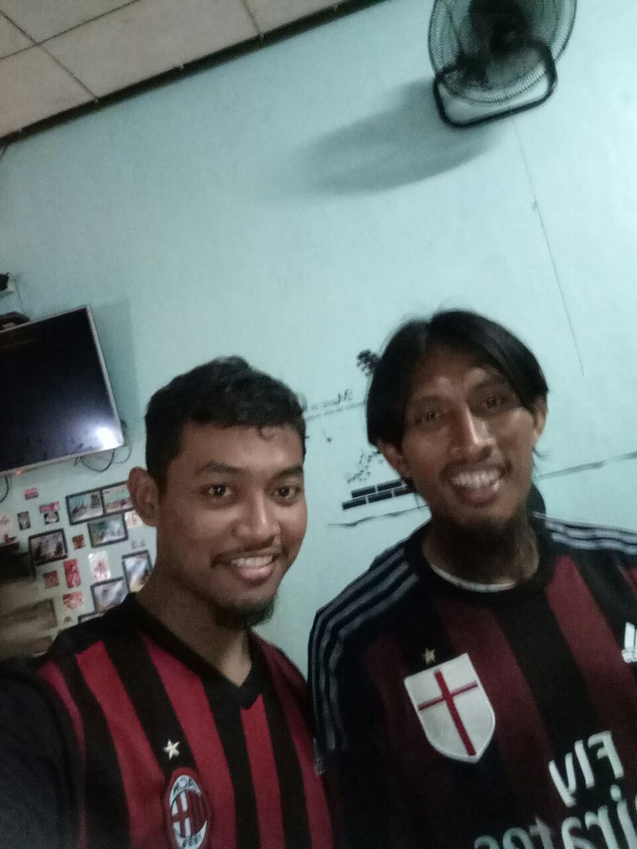 MISragen's tweet photo. Kejutan #NonBer #PescaraMilan di @KedaiFullCoffe kedatangan mas Budi Sudarsono pemain @KaltengPutraKu #FORZAMILAN
cc: @MilanistiOrId https://t.co/62tYpACjNM