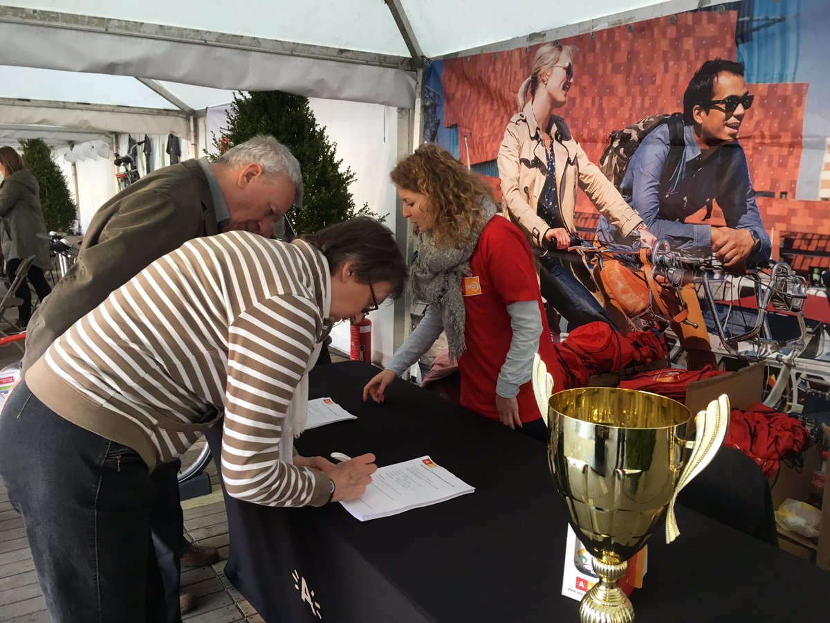 JillCools's tweet image. Ook #VeloAntwerpen was aanwezig in het fandorp van #RVV2017! De eindstreep is in zicht, onze beker staat alvast klaar!