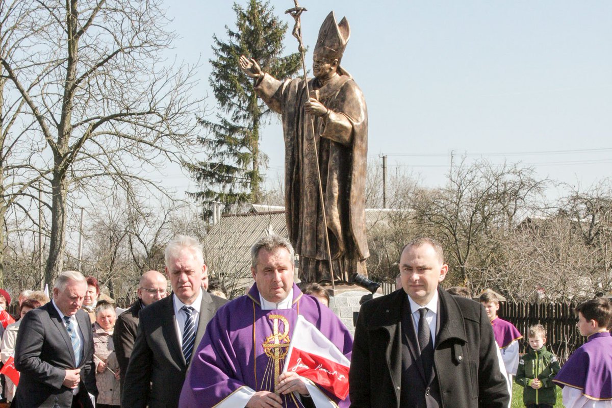 Minister @Kwiatkowski_A złożył wieniec przed pomnikiem Jana Pawła II w Dołbyszu w obwodzie żytomierskim. #JPII >> prezydent.pl/kancelaria/akt…