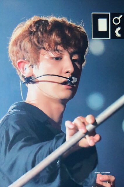 chanyeolit's tweet photo. 170402 THE EXO'rDIUM IN SINGAPORE 찬열 / 💃💃💃💃 https://t.co/u65bEmfvzy