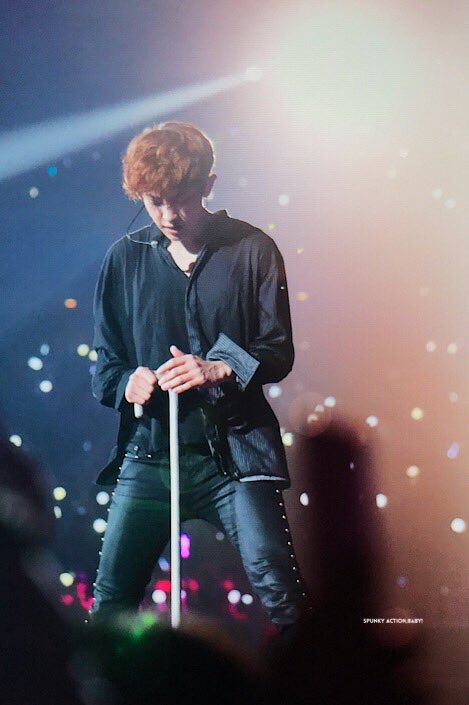 chanyeolit's tweet photo. 170402 THE EXO'rDIUM IN SINGAPORE 찬열 / 💃💃💃💃 https://t.co/u65bEmfvzy