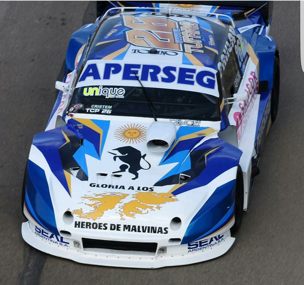 GTRACINGTEAM's tweet photo. Gloria a los #Heroes de #MalvinasArgentinas. Homenaje que lleva siempre @TUFAROEMMANUEL  @actcargentina https://t.co/V4yBOGmFvC