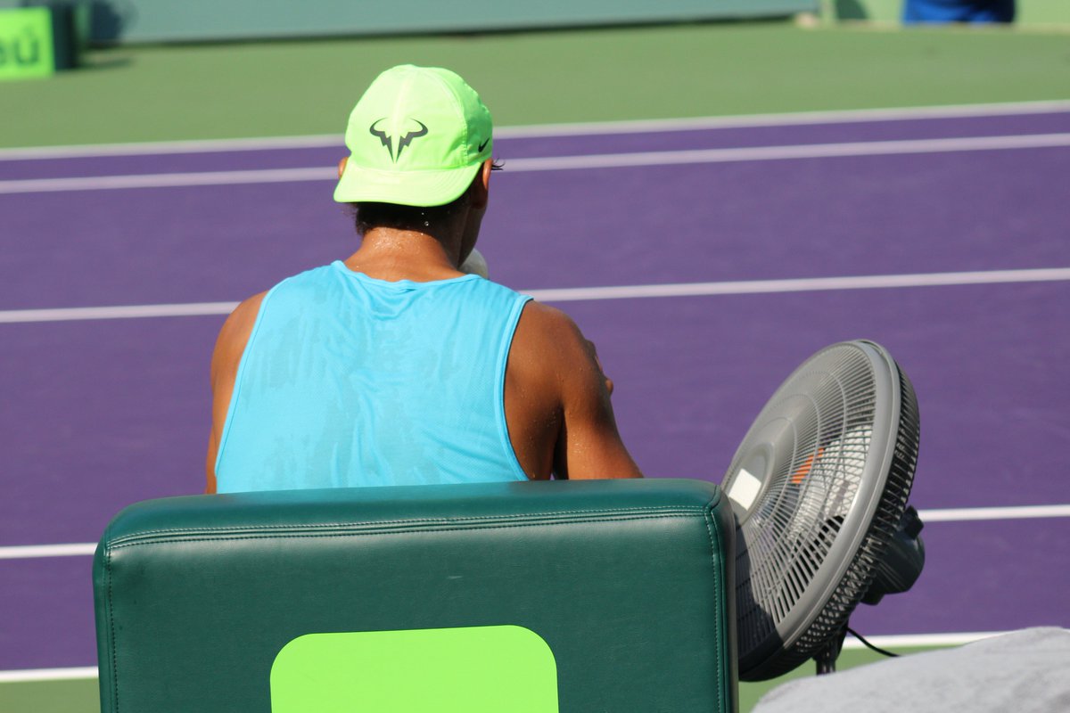 JuaniCeballos's tweet photo. #FedalDay El ventilador, el mejor amigo de @RafaelNadal https://t.co/LcnWlenV0W