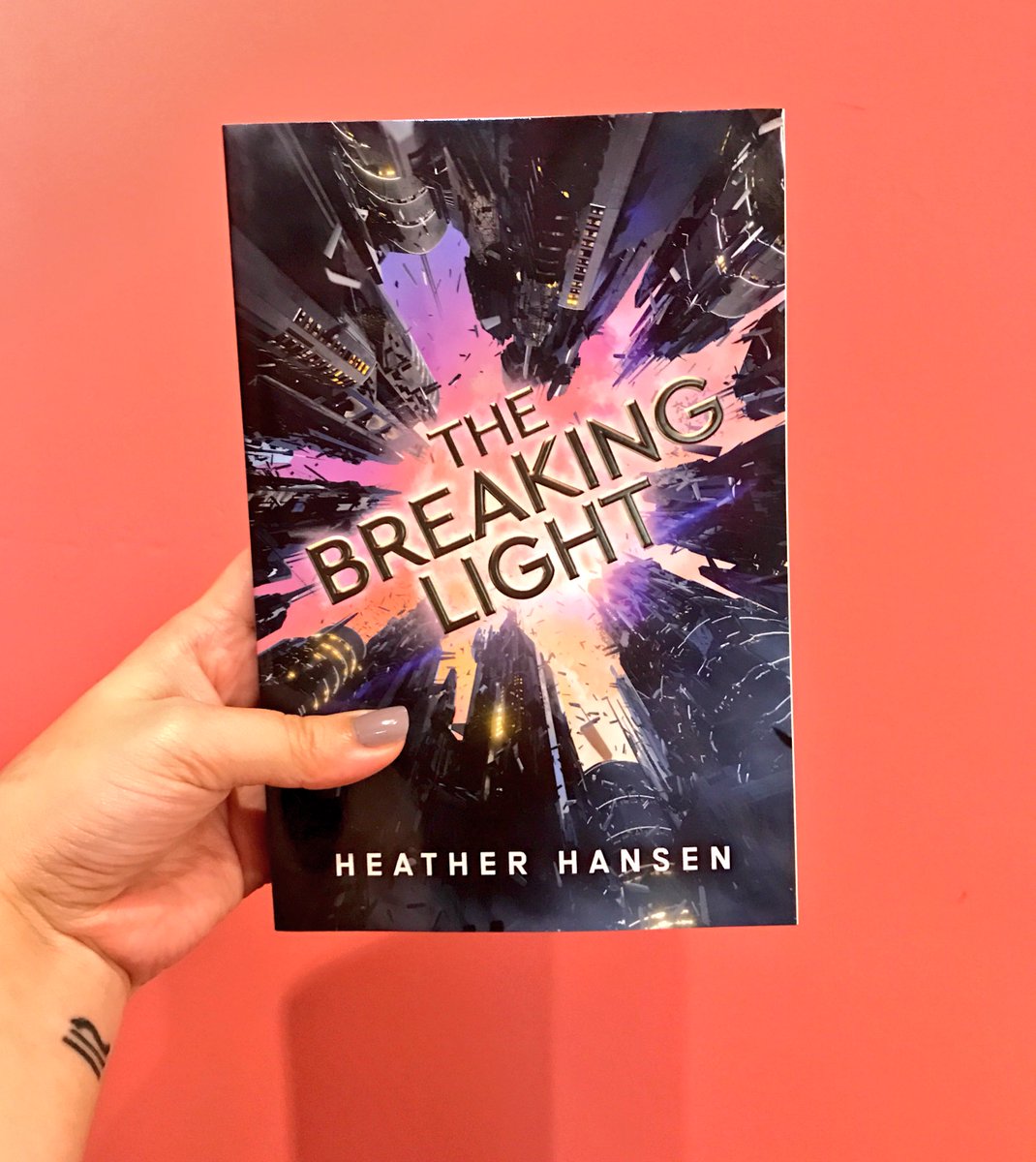 flavialately's tweet photo. Gonna be talking about this book on Monday so keep an eye out 😉 thank you for sending me this @AmazonPub! #TheBreakingLight @heather_hansen https://t.co/LI65nhuoTa
