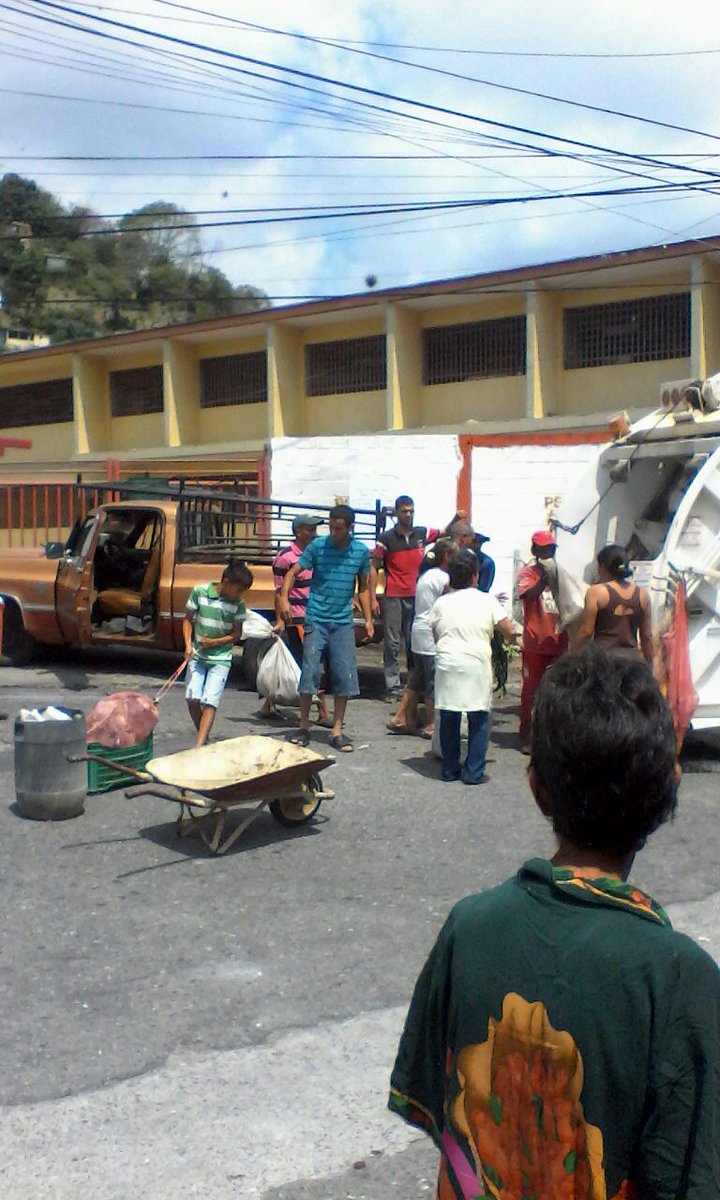 RangelSilva4F's tweet photo. Seguimos trabajando por el bienestar de los valeranos. Es labor de todos mantener estos espacios limpios y libres de desechos https://t.co/E2zDF6SGQQ