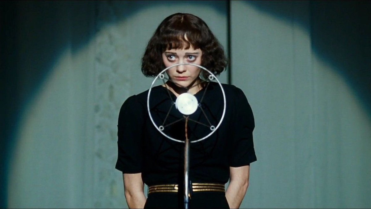 "Evlilik aşkı öldürüyor diyorlar, ölür müsün benimle?"

"La Vie en Rose" (2007)