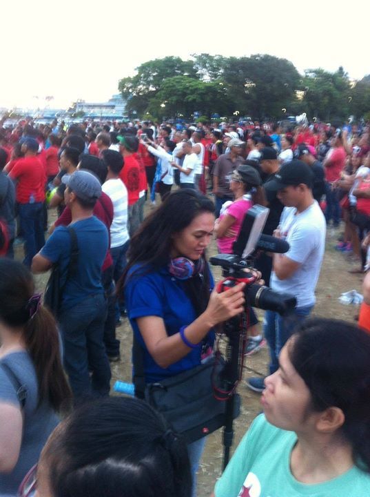 ThinkingPinoyPH's tweet photo. Situated approximately 100 meters away from the stage, ABS-CBN's Gretchen Malalad takes photos of  #PalitBiseRally… https://t.co/Mx7nJssIK6 https://t.co/rgcgi4dq9h