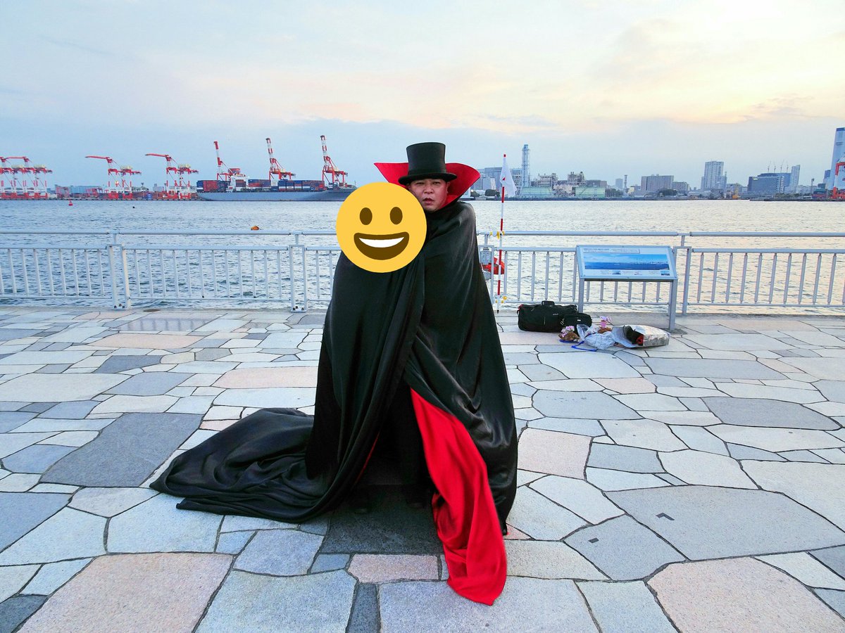 貸していたロングサテンマントを返してもらいました。 羽織った姿を見