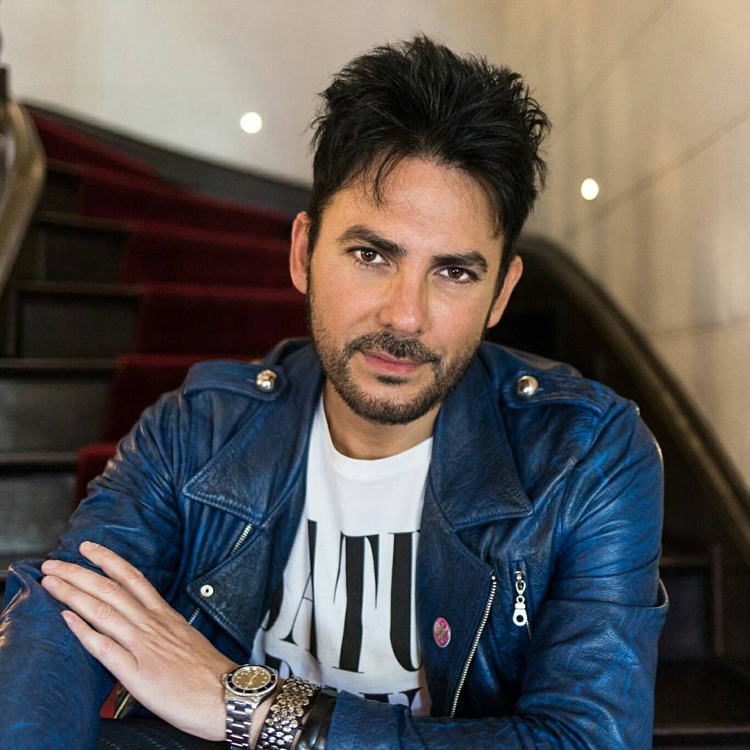 lasbetanas's tweet photo. #betocuevas #girachile2017 sesion de fotos en #castillorojo #bellavista #chile #lasbetanas @iambetocuevas 😍 https://t.co/XVjtfdoipV
