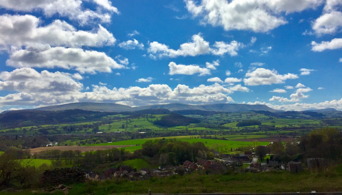 OLIVERBALCH's tweet photo. Sun out for a marvellous Kilvertian yomp around Clyro today #hay40 #thestoryofbooks #bookstagram2017 https://t.co/408jxsFTrV