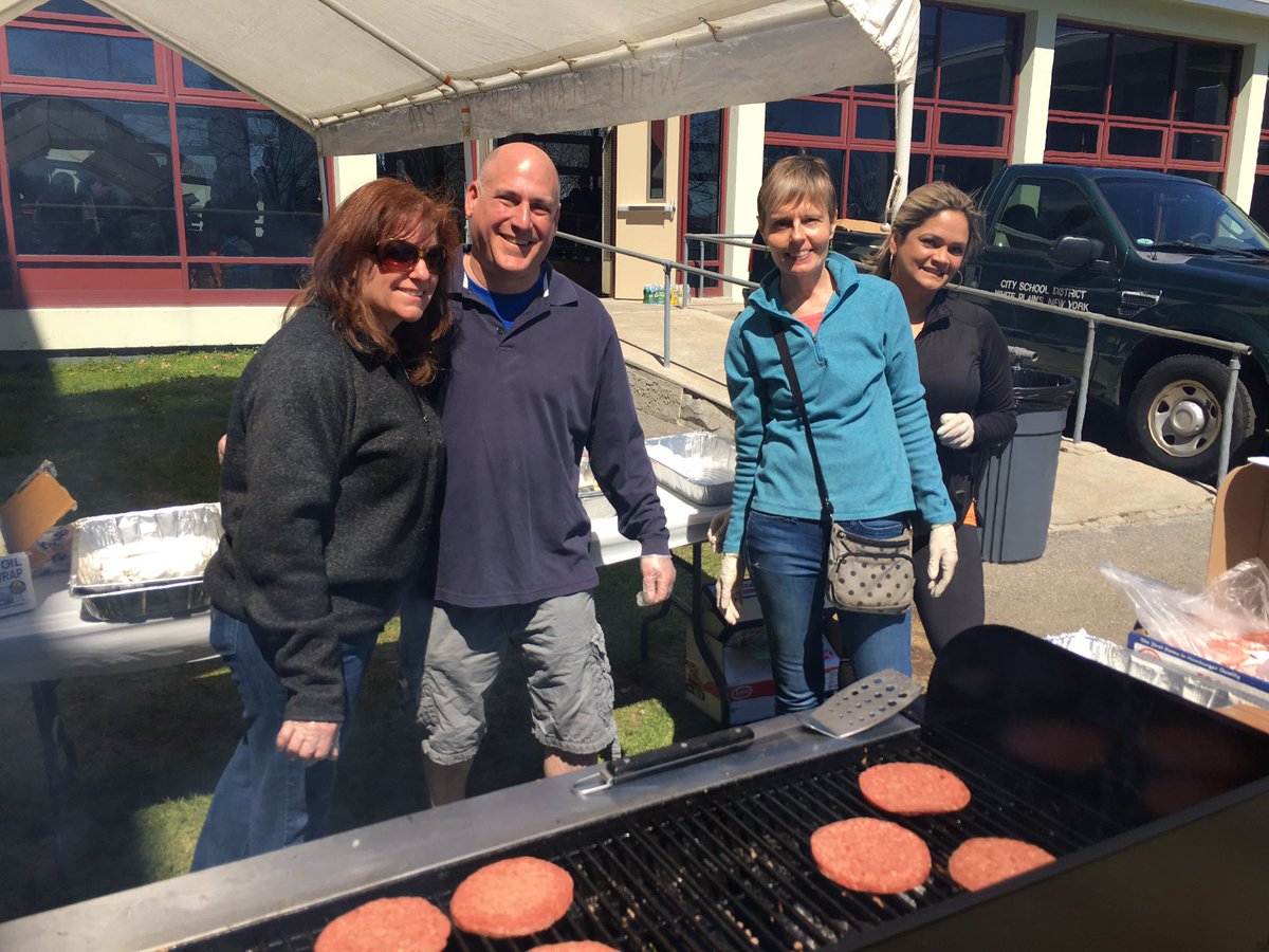 wpmayorroach's tweet photo. Thank you to our PTA volunteers working hard to feed the crowd, raising money for our kids! https://t.co/QY7VMPDCdS