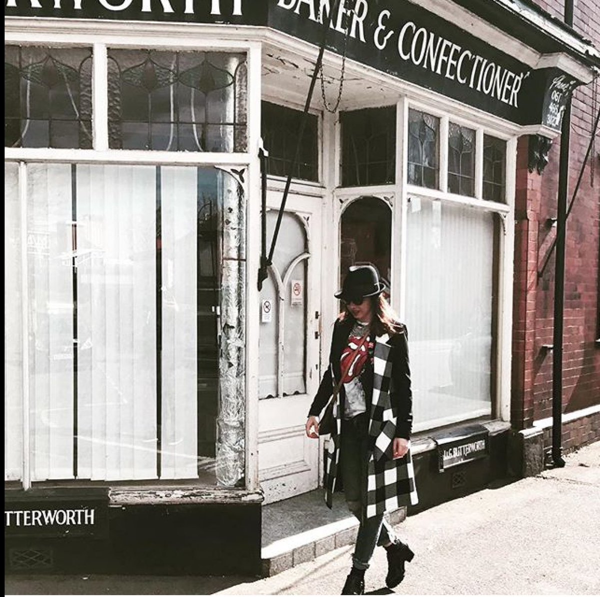 Lady_Look_'s tweet photo. Sunday mood📸📸#manchesterfashionblogger #streetwear #streetphotography #streetstyle #streetfashion #sundaymood  #glam #outfits #womenstyle 💋💋 https://t.co/xSrTg76O3A