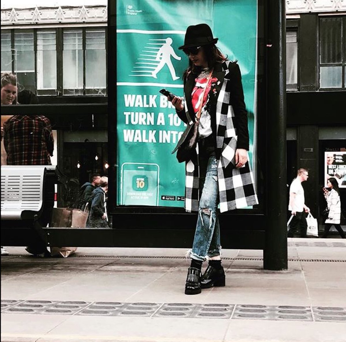 Lady_Look_'s tweet photo. Sunday mood📸📸#manchesterfashionblogger #streetwear #streetphotography #streetstyle #streetfashion #sundaymood  #glam #outfits #womenstyle 💋💋 https://t.co/xSrTg76O3A