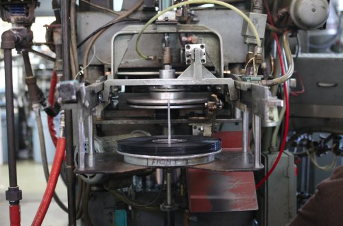 modemakes's tweet image. New crowdfunding service aims to help small labels press vinyl crwd.fr/2noun7x