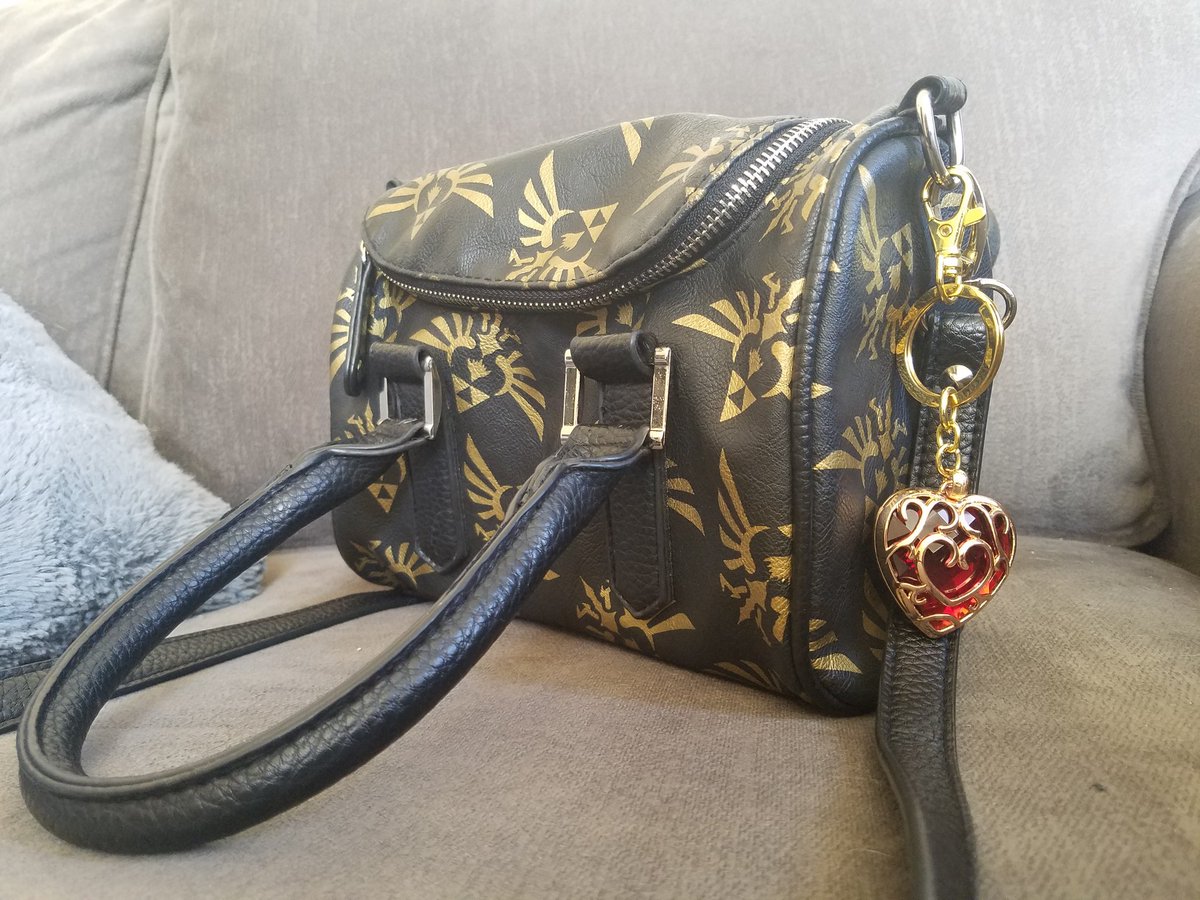 truthtrebles's tweet image. #SundaySwag He bought me a #heartpiece, so it's only fitting it goes here. #TriforcePower