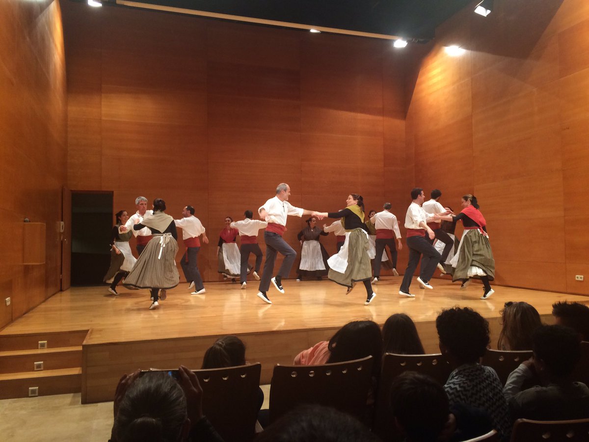 EsbartDansTGN's tweet photo. Comença el Festival d'esbarts grups de pares i veterans amb el grup Picapoll de l'@EsbartManresa 
#esbartdt https://t.co/J2LAdg1Dfj