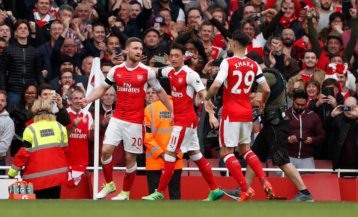 Muhamad_Gunners's tweet image. FT: Arsenal 2-2 Manchester City
(Walcott 40', Mustafi 53')
(Sane 5' Aguero 42')
#PremierLeague #1Points
#AFCvMCFC #COYG #VCC
