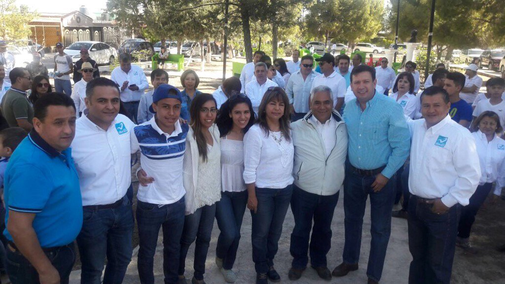 cmoreira38_5's tweet photo. Con la familia de mi gran amigo @EverardoPadron #MásEducación #MásOportunidades https://t.co/t1YVmOTkM8