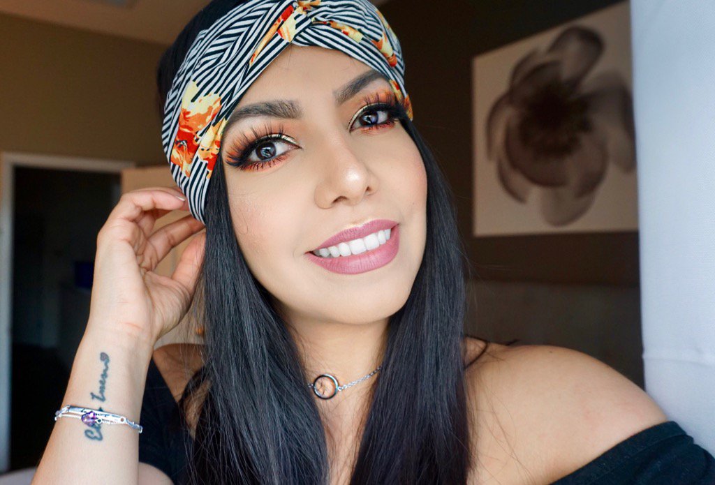 JessOzco's tweet photo. "Life is a balance of holding and letting go"
.
 #pranavabeauty #maquillaje https://t.co/RUNsFLhBGK