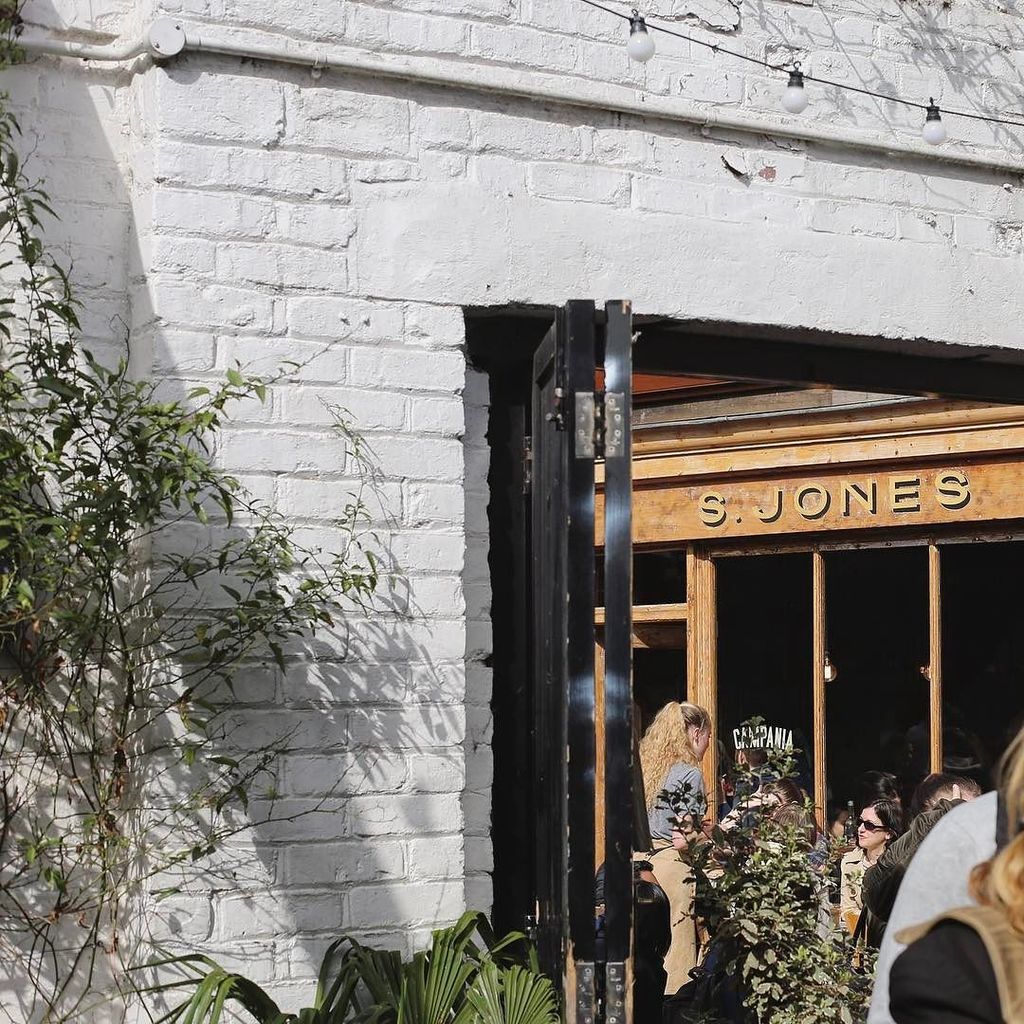 teuchterlife's tweet photo. Queuing up for coffee | #coffeetime #columbiaroad #columbiaroadflowermarket #sjones #london #neighbourhood #leweek… https://t.co/qiRlxxHnDd https://t.co/GGzLl694gk