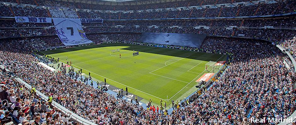 realmadrid's tweet photo. 🏟👕👏 El Bernabéu lució un 'tifo' con el lema “No te olvidamos” en honor a Juanito. 

🎥 https://t.co/iqswcUl2np

#HalaMadrid https://t.co/9dzNAZcIAz