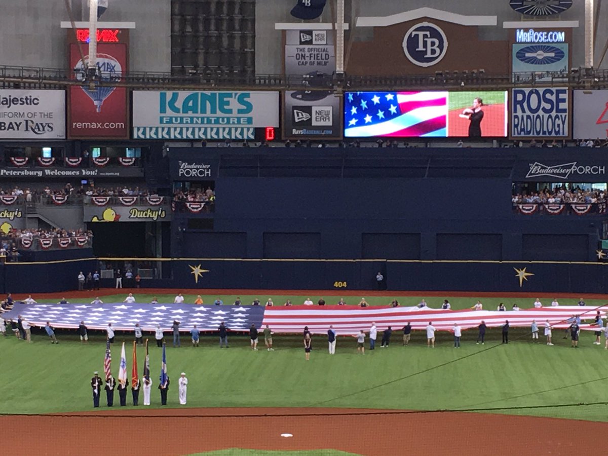 ট ইট র 平井隆介 トロピカーナフィールド フロリダ州セントピーターズバーグ メジャーリーグ開幕戦を前に アメリカ国家の斉唱です 外野にはデカデカと星条旗が広げられました これぞ アメリカという感じです ヤンキース田中は三塁側ブルペンで出番を待っ