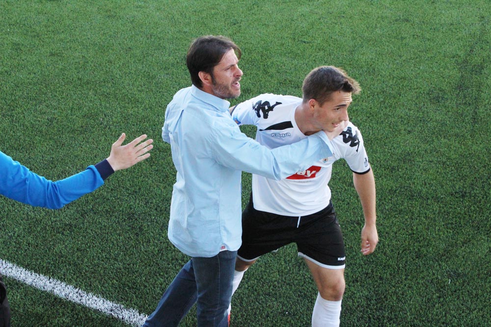 loclarontinyent's tweet photo. Festival de l'@OntinyentCF davant el Paterna. 6-0. Tres gols de @CristoGarciaalc, i 1 de @IvanCassano10, @Juanan1144 i @domenech_diamon https://t.co/vwcp9wtNbb