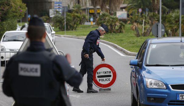 LEXPRESS's tweet photo. Trois migrants sauvés par des CRS sur un sentier de montagne à Menton https://t.co/PBoPw2DmUj https://t.co/BpGG59Fd5C