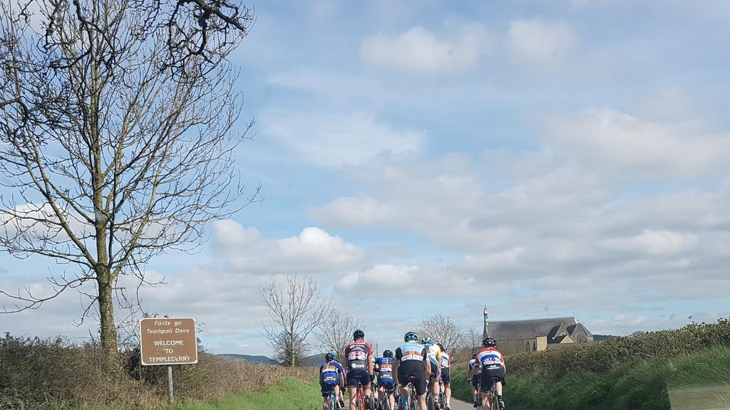 NenaghClassic's tweet photo. Large bunch chasing McDunphy #vnc17 https://t.co/g3Xyfi8Epj