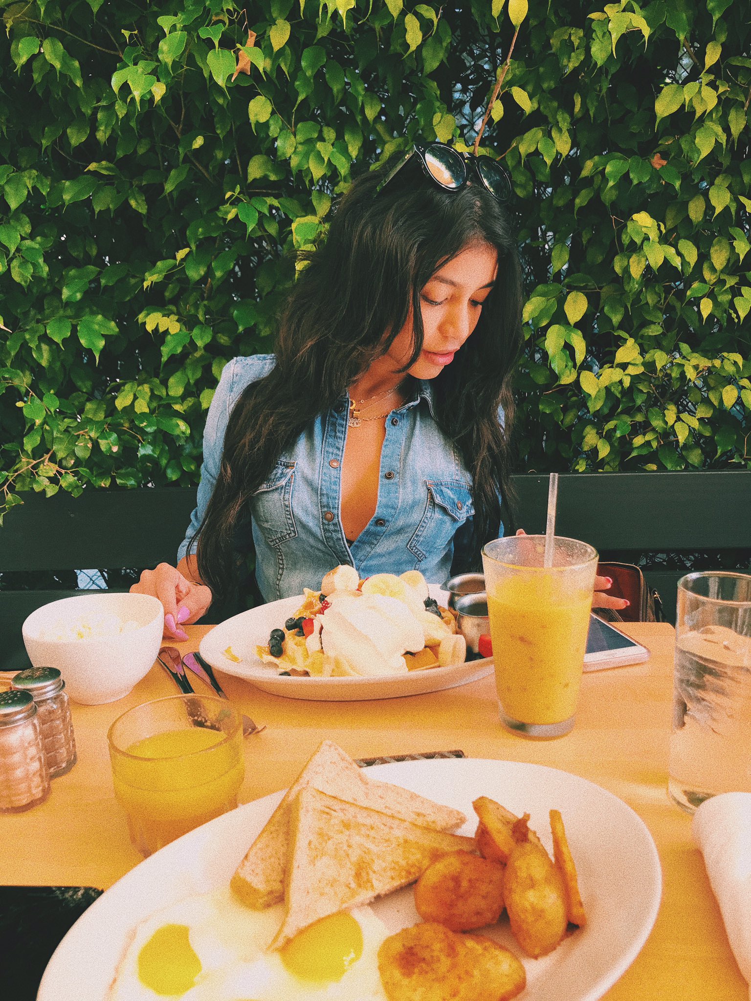 1 pic. #GoodMorning #BuenosDias #Breakfast #Desayuno 🥐🥓🥞🍌🍓🧀🍦 @VRodProductions https://t.co/CvrPpCybQp