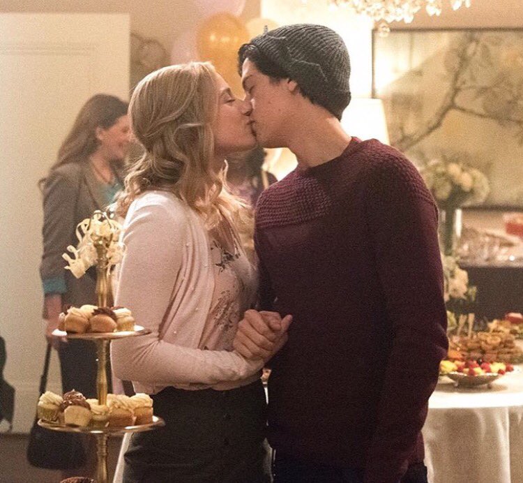 tomfirebomb's tweet photo. This weeks episode of riverdale was 🙌🏼🙌🏼🙌🏼 #Riverdale #archieandrews #JugheadJones #BettyCooper  #kjapa #colesprouse https://t.co/zhgyfGqya4