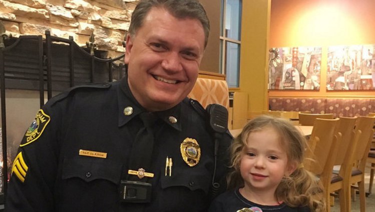 A cop, a little girl and their adorable dinner date bit.ly/2n1F1Bl https://t.co/i5hstvwCAn