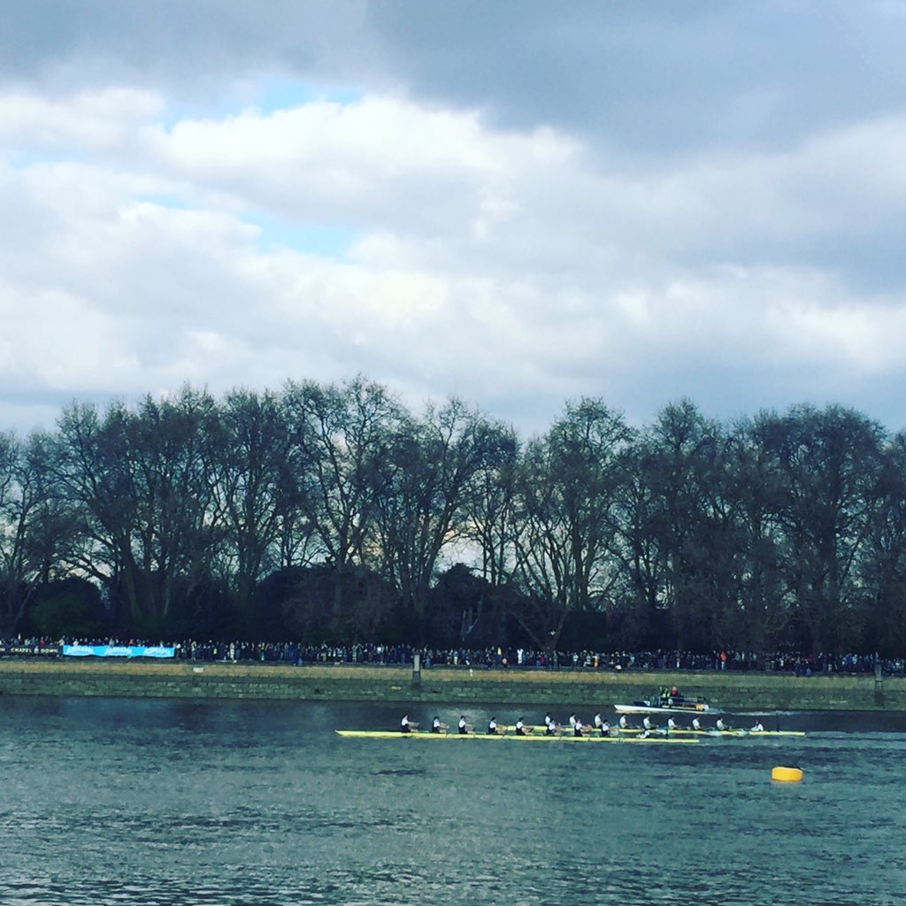 Binksie's tweet image. Cheering on #oxford #boatrace with @ChapelDownWines