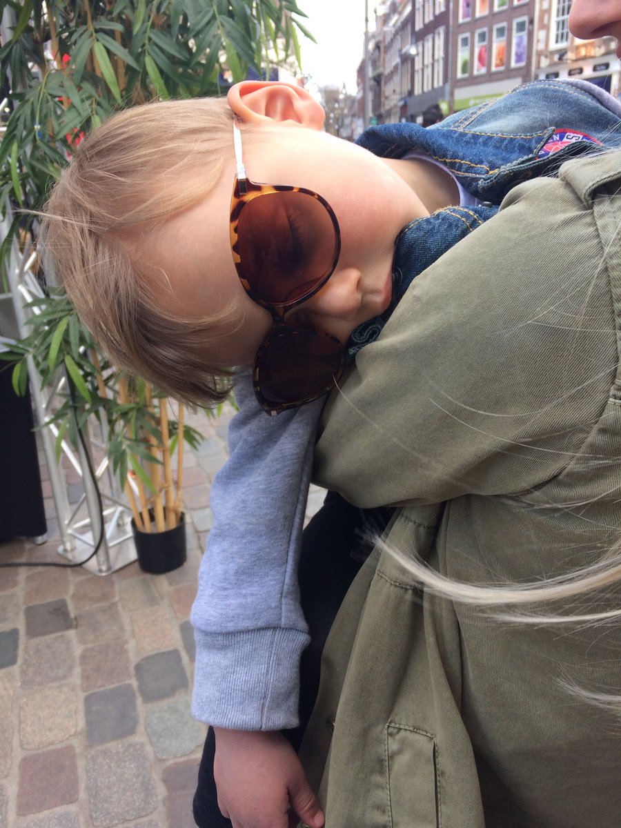 Jongste model na afloop van geweldige modeshow op grote markt! Geweldig georganiseerd!