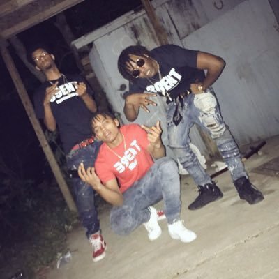 BiggHippie's tweet photo. I'ma die bout it 🔌💸 #39ENT #FAT https://t.co/H2CJXiq7se