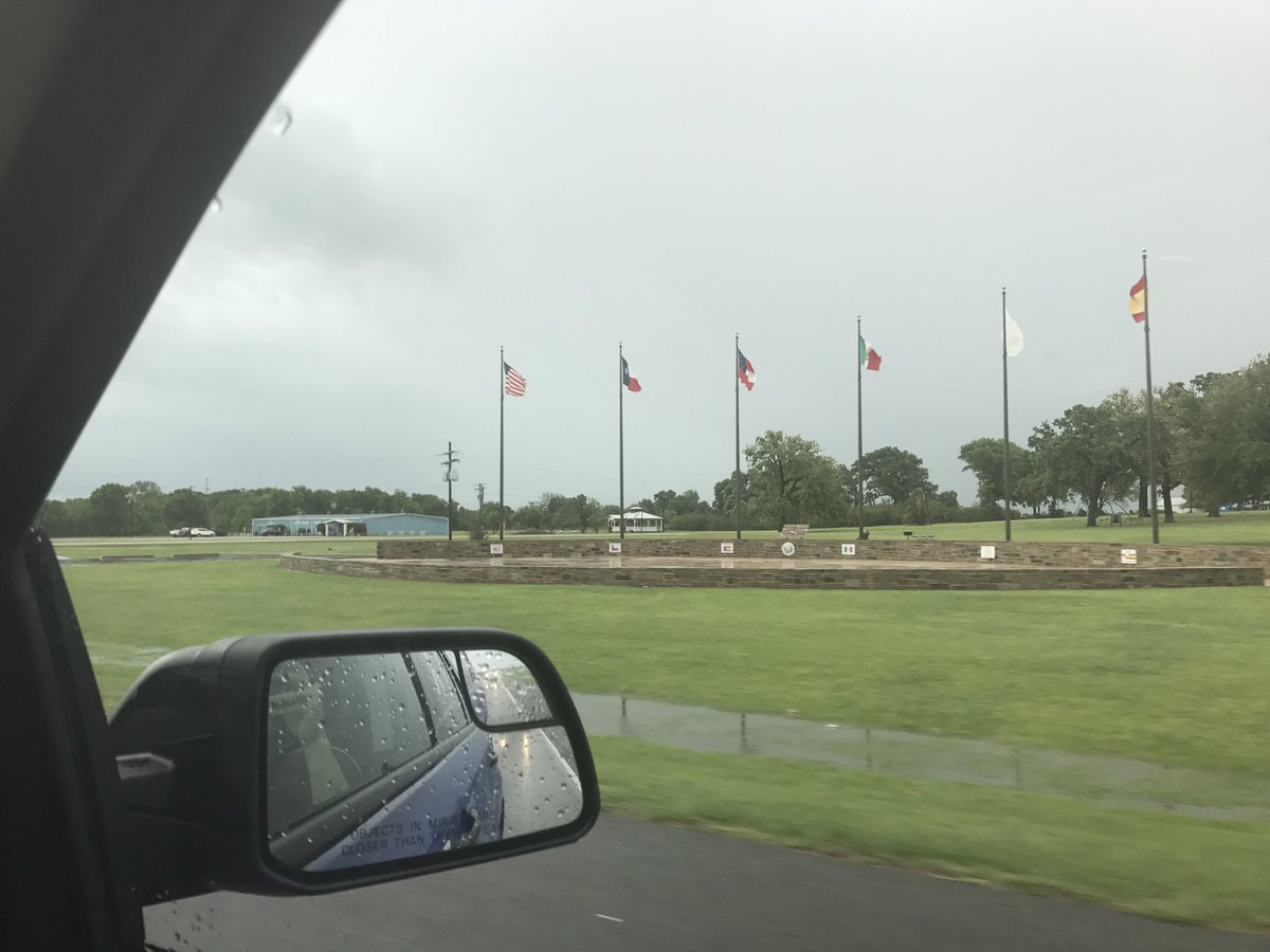 KBTXMax's tweet image. Making a quick stop in Navasota in the #WxEDGE. Some street flooding as you get into town
