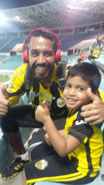 PIBE_CORDOBA's tweet photo. Con mi Sam en el MONUMENTAL  #MATURIN viendo al @DvoTachira frente al @Monagas_SC ..  #CarruselAurinegro #Gochigans https://t.co/MWQYT2A02p