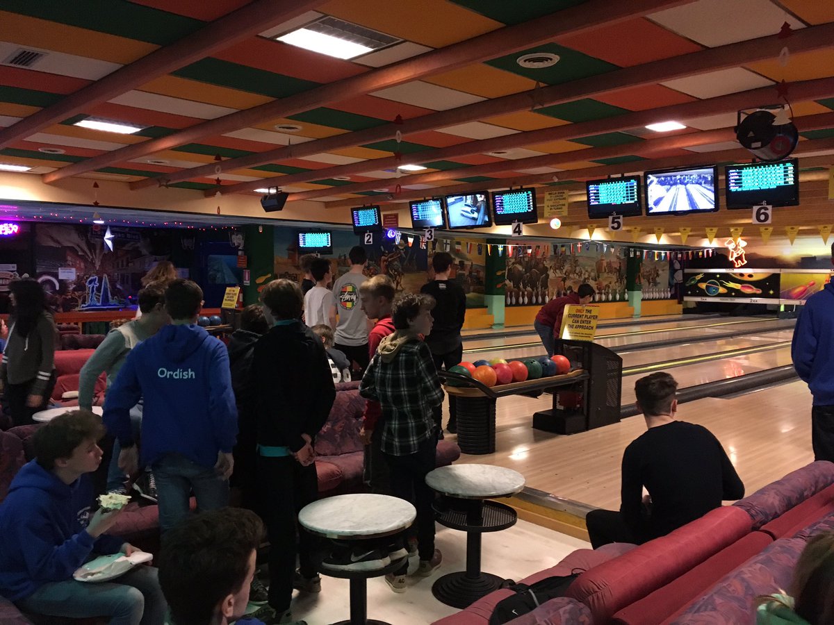 TomlinscoteSch's tweet photo. Ski trip hits the bowling alley #tomlinscoteski17 @tomlinscoteski https://t.co/K5afKHvA2k