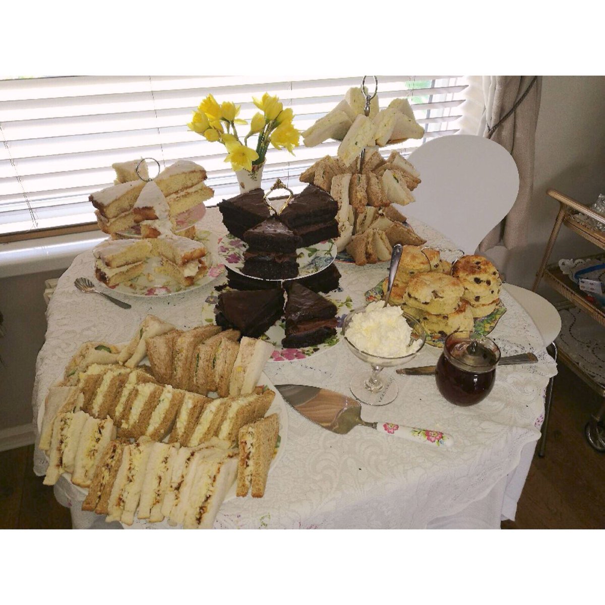 mrsdellow's tweet photo. One of our #MobileAfternoonTea'S #delivered today in the #NorthEast #Durham #Afternoontea #Nefoodie #chocolatecake #neblogger 🙊🍰🍫🍴🍮🎉🍨 https://t.co/Kl022n7TWh