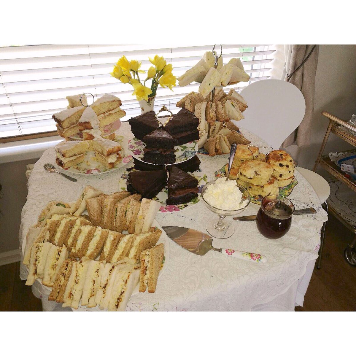 mrsdellow's tweet photo. One of our #MobileAfternoonTea'S #delivered today in the #NorthEast #Durham #Afternoontea #Nefoodie #chocolatecake #neblogger 🙊🍰🍫🍴🍮🎉🍨 https://t.co/Kl022n7TWh