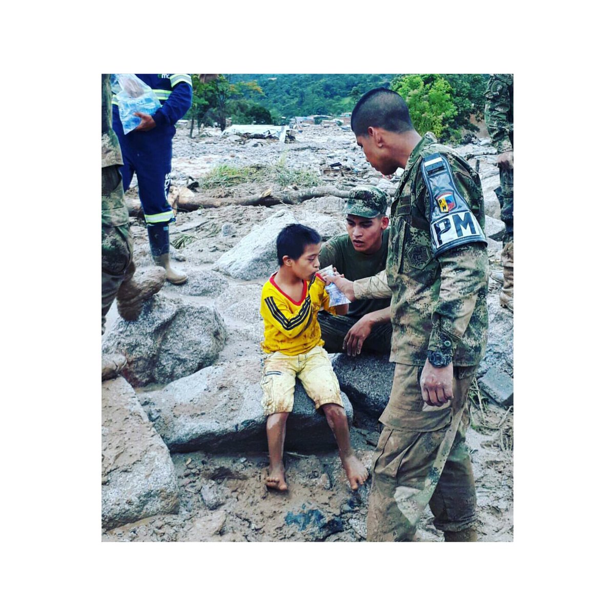danielatm2001's tweet photo. En medio de la adversidad surgen los héroes. @COL_EJERCITO #TodosconMocoa #TodosPorPutumayo  #Mocoasomostodos #MocoaNosNecesita #Mocoa https://t.co/Noi3HZFYp1
